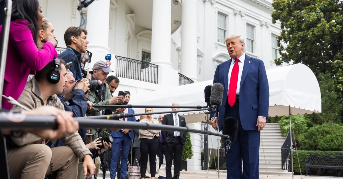 Read more about the article Công ty của Tổng thống Trump công bố smartphone 499 USD và gói cước di động