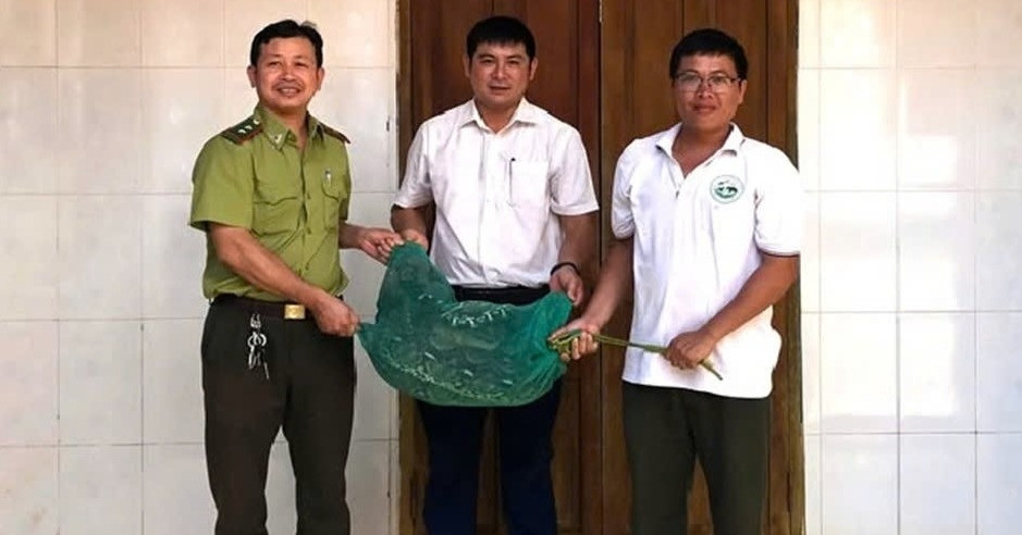 You are currently viewing Trăn gấm ‘khủng’ bò vào bắt gà, chủ nhà hô hoán người dân vây bắt