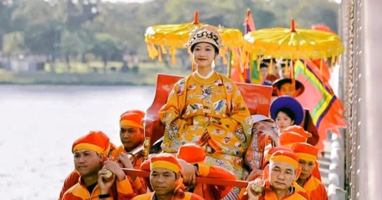 You are currently viewing Tranh cãi cảnh tái hiện hoàng hậu Nam Phương ngồi kiệu do đội mai táng khiêng