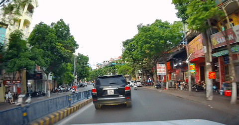 Read more about the article Tranh cãi tình huống ô tô con ‘bò’ trên đường, không cho xe khác vượt