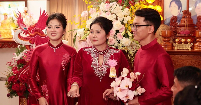 You are currently viewing Trao của hồi môn khủng, bà mẹ Cà Mau tiết lộ một điều khiến cô dâu bật khóc