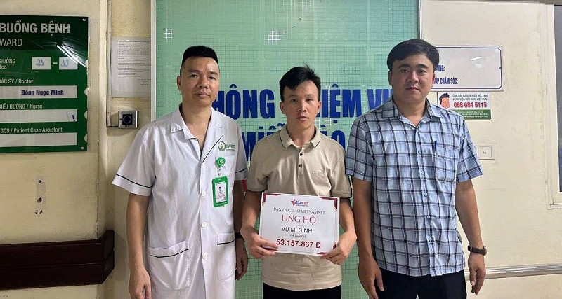 Read more about the article Trao hơn 53 triệu đồng giúp đỡ chàng trai trẻ khuyết tật bị tai nạn