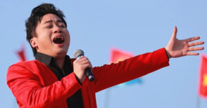 Read more about the article Sau khi nhận Giải thưởng Đặc biệt quốc tế, Tùng Dương khiến Facebook ‘dậy sóng’