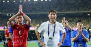Read more about the article Cách mạng thôi, HLV Kim Sang Sik