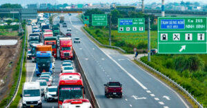 Read more about the article Ùn tắc dài hàng km trên cao tốc, ô tô ‘dạt’ vào đỗ kín sân trạm dừng nghỉ