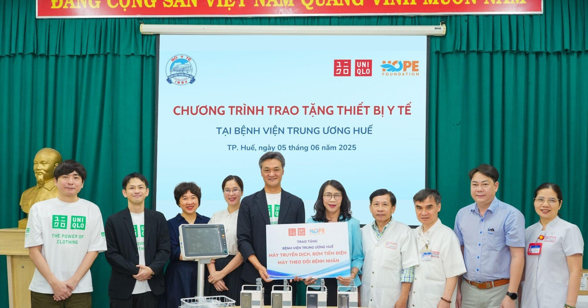Read more about the article Uniqlo và Quỹ Hy vọng tặng thiết bị y tế cho Bệnh viện Trung ương Huế