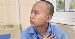 Read more about the article Ước mơ vào đại học dang dở của cô học trò nghèo mắc ung thư xương