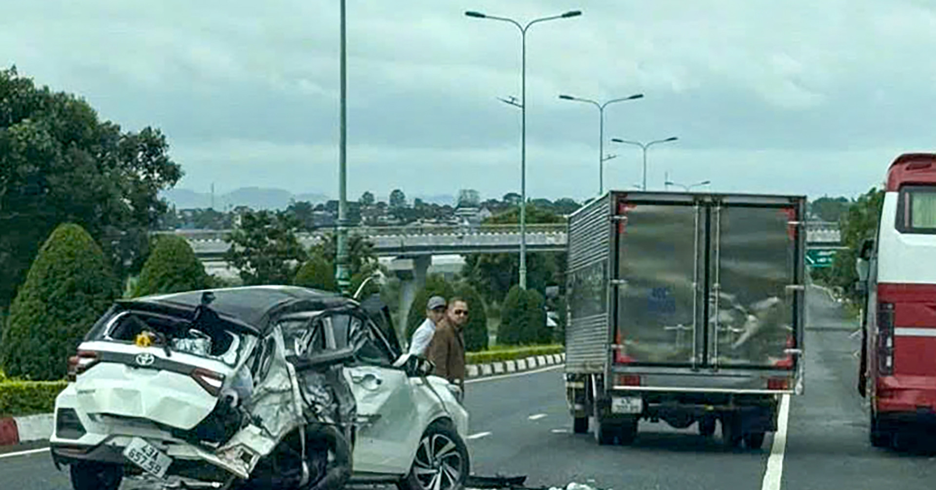 Read more about the article Va chạm với xe khách trên cao tốc, xe con biến dạng, 5 người bị thương