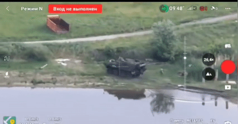 You are currently viewing Video binh sĩ Nga trộm xe bọc thép ngay trước mắt lính Ukraine 