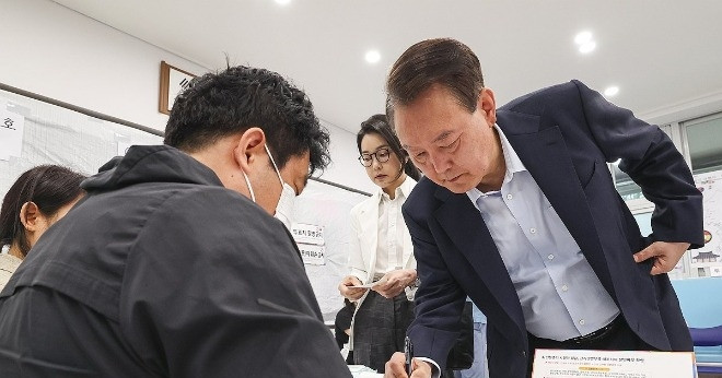 Read more about the article Vợ chồng ông Yoon Suk-yeol đi bỏ phiếu bầu Tổng thống Hàn Quốc