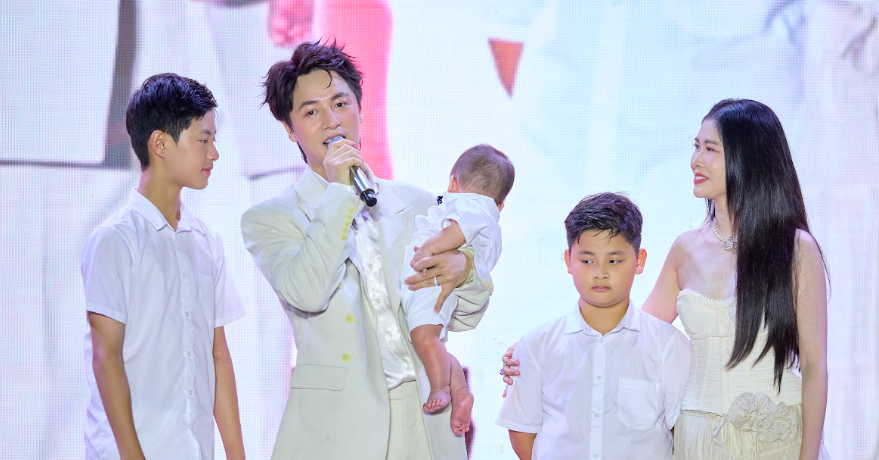 You are currently viewing Vợ Đăng Khôi cầm chảo lao lên sân khấu đòi ‘xử lý’ BB Trần