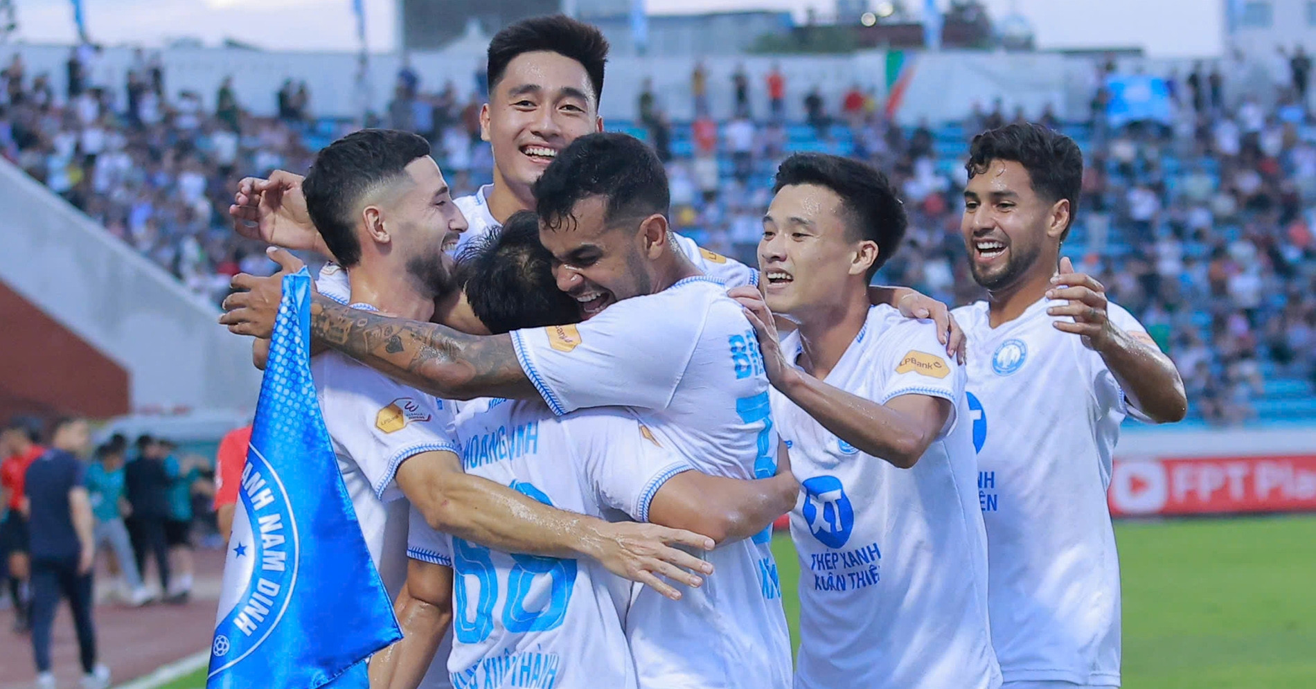 Read more about the article Vòng 25 V-League chờ Nam Định nâng Cúp, vé xuống hạng gọi tên
