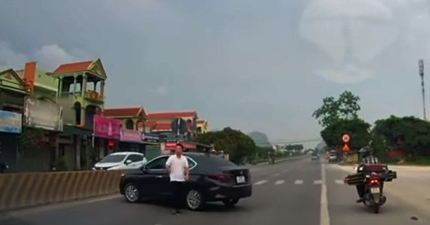 You are currently viewing Xác minh clip xe con bất ngờ quay ngang đường chặn ô tô khách trên quốc lộ