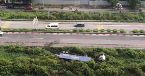 Read more about the article Xe container húc bay hộ lan, văng khỏi cao tốc TPHCM – Long Thành