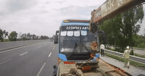 Read more about the article Xe container mất lái gây tai nạn thảm khốc trên cao tốc Hà Nội