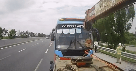 You are currently viewing Xe container mất lái gây tai nạn thảm khốc trên cao tốc Hà Nội