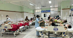 Read more about the article Xe khách đâm xe tải khiến 28 người cấp cứu, có 1 học sinh chấn thương sọ não