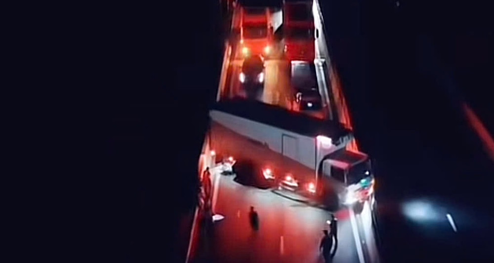 You are currently viewing Xe tải chắn ngang cao tốc sau va chạm gây ùn tắc dài, tài xế mang loa ra hát