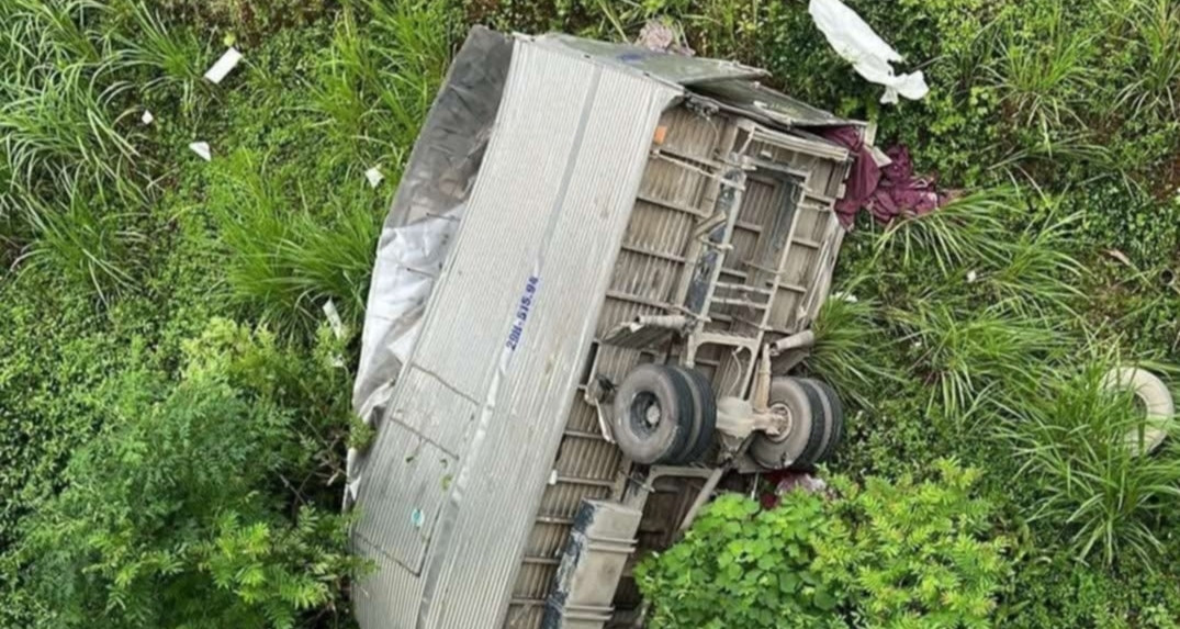 Read more about the article Xe tải lao xuống vực sâu 15m, tài xế xe con tử vong sau tai nạn liên hoàn
