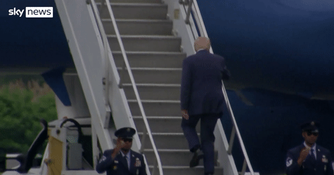 You are currently viewing Xôn xao hình ảnh Tổng thống Trump vấp ngã khi lên chuyên cơ Không lực Một