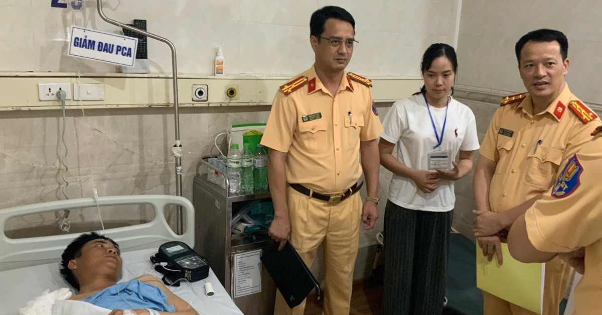 Read more about the article Chiến sĩ Cảnh sát cơ động bị thương khi giải quyết tai nạn trên cao tốc