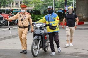 Read more about the article Cảnh sát ở Hà Nội ra quân, 50 tài xế công nghệ phạm luật viện đủ lý do