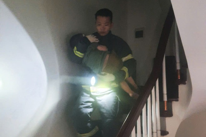 Read more about the article Cháy nhà ống trong đêm ở Hà Nội, 7 người mắc kẹt