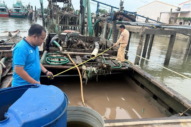 Read more about the article 9 ‘tàu ma’ lợi dụng đêm tối hút trộm cát trên sông Tiền