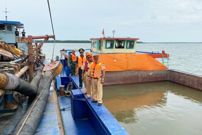 Read more about the article Cảnh sát bắt giữ 5 tàu ‘cát tặc’, thu gần 2.500m3 cát