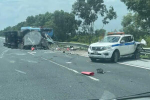 Read more about the article Ô tô đầu kéo gây tai nạn liên hoàn trên cao tốc, xe tuần đường bị biến dạng