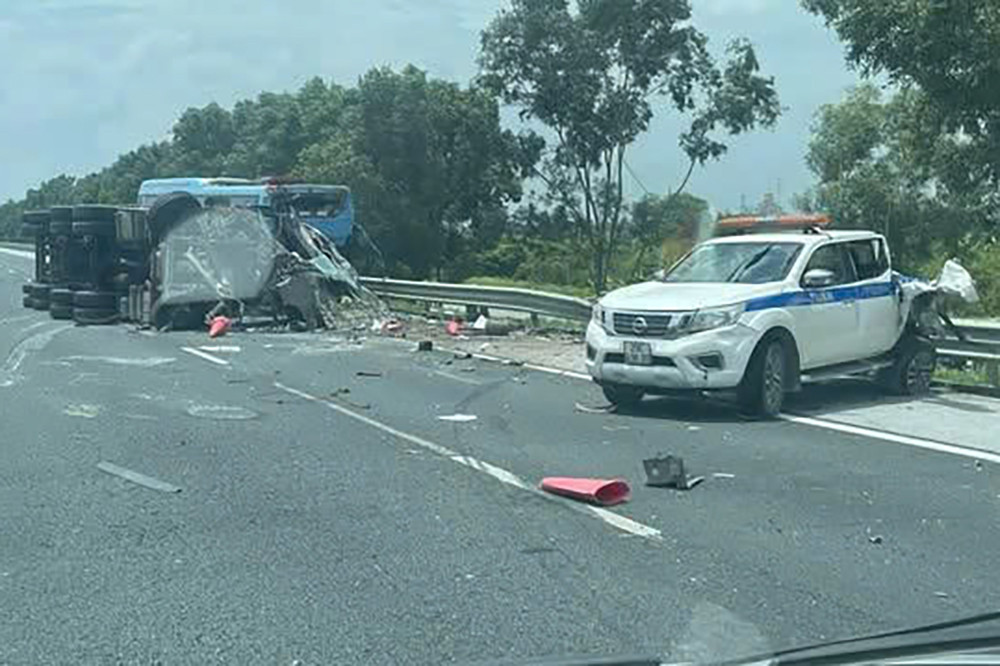 You are currently viewing Ô tô đầu kéo gây tai nạn liên hoàn trên cao tốc, xe tuần đường bị biến dạng