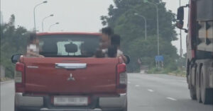 Read more about the article 6 trẻ em ngồi trong thùng ô tô bán tải đi trên Đại lộ Thăng Long