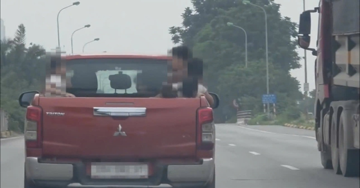 You are currently viewing 6 trẻ em ngồi trong thùng ô tô bán tải đi trên Đại lộ Thăng Long